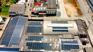 A SJB Solados, localizada em São João Batista, SC, produz a sua própria energia limpa e sustentável com os sistemas Solar Vale.